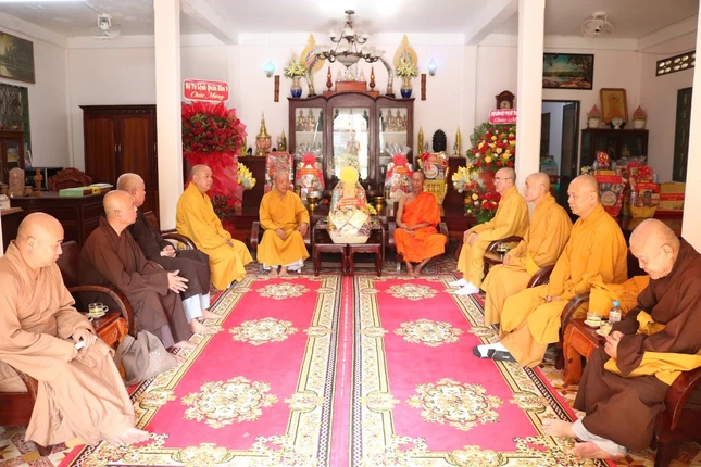 Đoàn thăm, chúc Tết Chôl Chnăm Thmây đến Hòa thượng Thạch Oai, Chứng minh Ban Trị sự GHPGVN tỉnh, Phó Chủ tịch Thường trực Hội Đoàn kết Sư sãi yêu nước tỉnh tại Văn phòng Tỉnh hội - chùa KomPong.