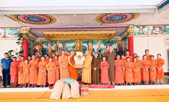 Chúc mừng năm mới, tặng quà đến chư Tăng chùa Ong Tu Sy Bun Heuang