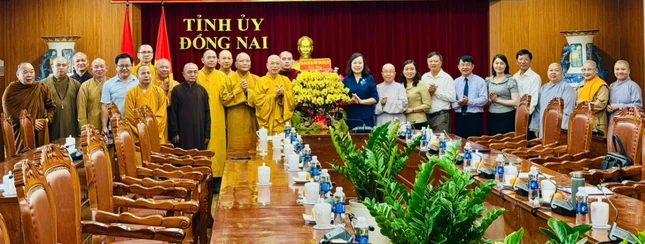 Thượng tọa Thích Huệ Khai cùng chư tôn đức trong phái đoàn tặng hoa tri ân đến các vị lãnh đạo Tỉnh ủy, chính quyền và Mặt trận Tổ quốc Thượng tọa Thích Huệ Khai cùng chư tôn đức trong phái đoàn tặng hoa tri ân đến các vị lãnh đạo Tỉnh ủy, chính quyền và Mặt trận Tổ quốc