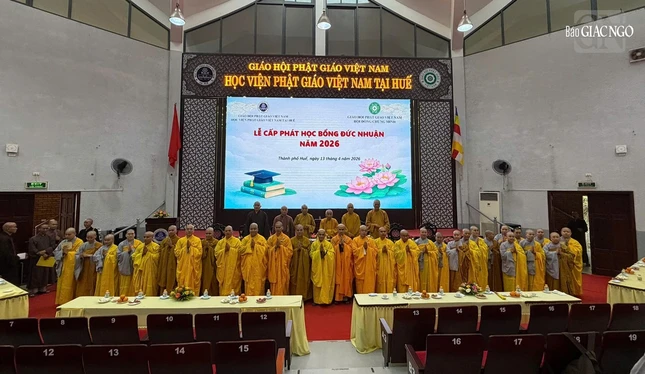 Lưu niệm tại buổi trao học bổng