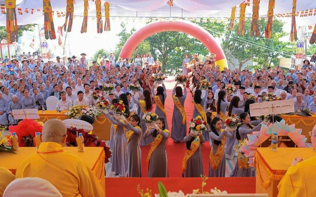 Dâng hoa cúng dường Dâng hoa cúng dường