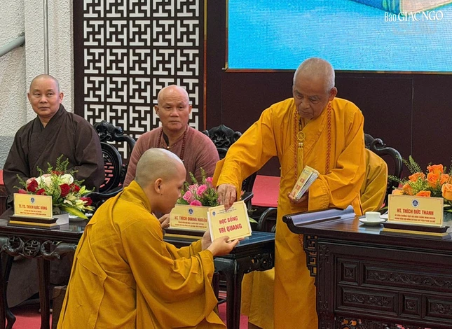 Trưởng lão Hòa thượng Thích Đức Thanh trao học bổng Trí Quang đến Tăng Ni sinh