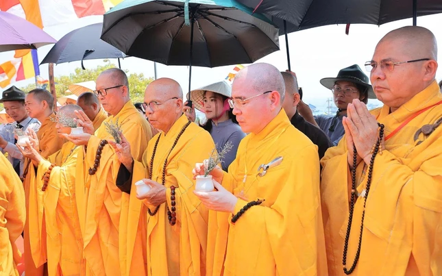 Chư tôn đức cử hành nghi thức sái tịnh Chư tôn đức cử hành nghi thức sái tịnh