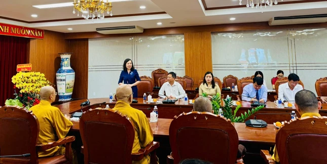 Bà Huỳnh Thị Hằng, Phó Bí thư Tỉnh ủy, Chủ tịch Ủy ban MTTQVN tỉnh Đồng Nai phát biểu Bà Huỳnh Thị Hằng, Phó Bí thư Tỉnh ủy, Chủ tịch Ủy ban MTTQVN tỉnh Đồng Nai phát biểu