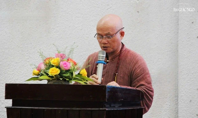 Thượng tọa Thích Giác Dũng đọc quyết định trao 22 phần học bổng Đức Nhuận đến Tăng Ni sinh Học viện Phật giáo VN tại Huế