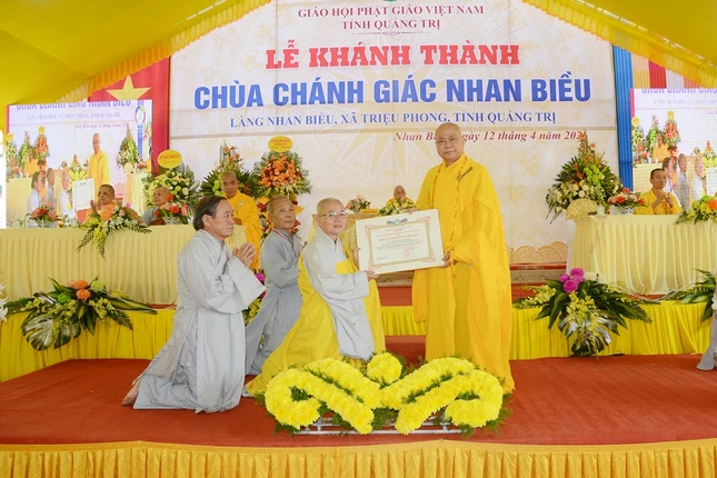 Trao Bằng tuyên dương công đức đến Ni sư trụ trì và Ban Hộ tự chùa Chánh Giác