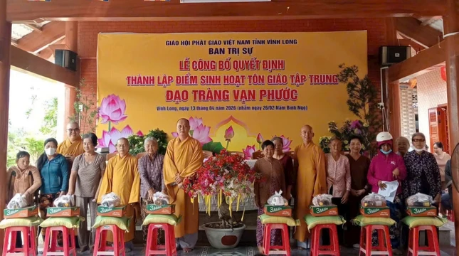 Trao quà đến người dân có hoàn cảnh khó khăn tại địa phương Trao quà đến người dân có hoàn cảnh khó khăn tại địa phương