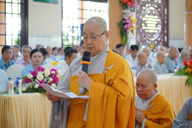 Ni sư Thích nữ Tắc Bửu dâng lời phát nguyện Ni sư Thích nữ Tắc Bửu dâng lời phát nguyện