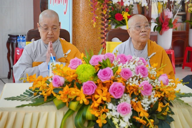 Ni trưởng Thích nữ Tắc Hoa (bên phải) và Ni sư Thích nữ Tắc Bửu trong lễ công bố quyết định bổ nhiệm trụ trì Ni trưởng Thích nữ Tắc Hoa (bên phải) và Ni sư Thích nữ Tắc Bửu trong lễ công bố quyết định bổ nhiệm trụ trì