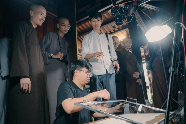 Tăng Ni sinh được trực tiếp quan sát quy trình số hóa tư liệu Hán Nôm do đoàn sưu khảo thực hiện