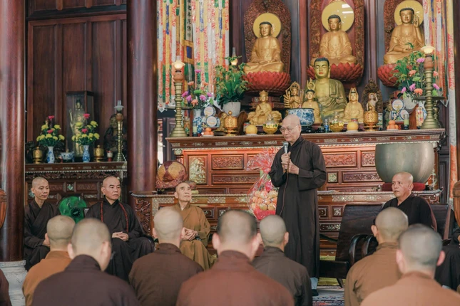 Hòa thượng Thích Hải Ấn sách tấn Tăng Ni sinh