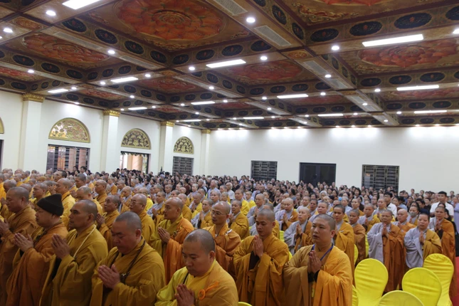 Chư Tăng Ni, Phật tử nhất tâm cầu nguyện