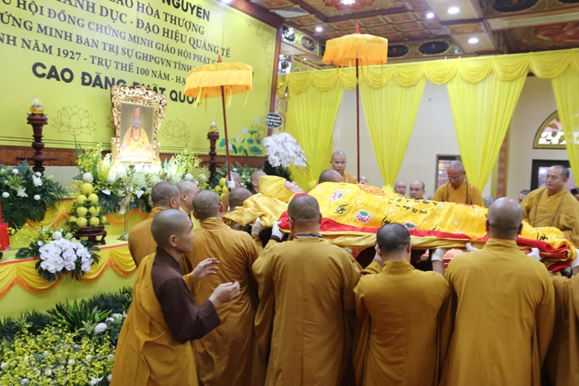 Cung thỉnh nhục thân Trưởng lão Hòa thượng tân viên tịch nhập kim quan