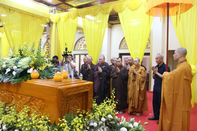 Kim quan Trưởng lão Hòa thượng được tôn trí tại chùa Thánh Long