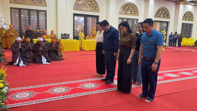 Phái đoàn Bộ Dân tộc và Tôn giáo do Thứ trưởng Nguyễn Hải Trung làm trưởng đoàn viếng tang