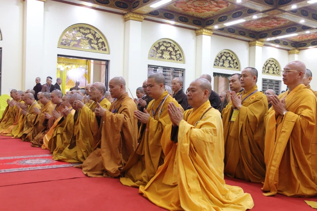 Môn đồ pháp quyến đảnh lễ thọ tang