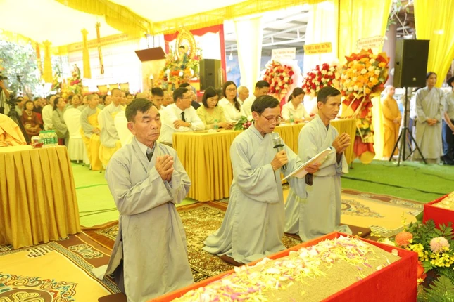 Đại diện Phật tử dâng lời phát nguyện