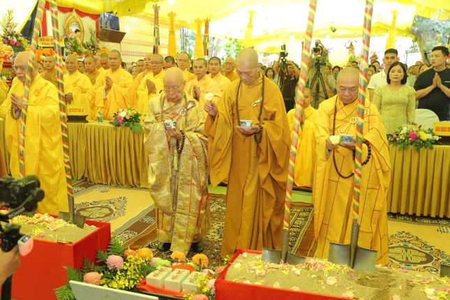 Chư tôn giáo phẩm cử hành nghi thức sái tịnh