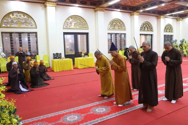 Hòa Thượng Thích Thanh Quyết, Phó Chủ tịch Hội đồng Trị sự, Trưởng ban Giáo dục Phật giáo T.Ư, Viện trưởng Học viện Phật giáo VN tại Hà Nội, Trưởng ban Trị sự GHPGVN tỉnh Quảng Ninh cùng chư tôn đức dâng hương trước Giác linh đường