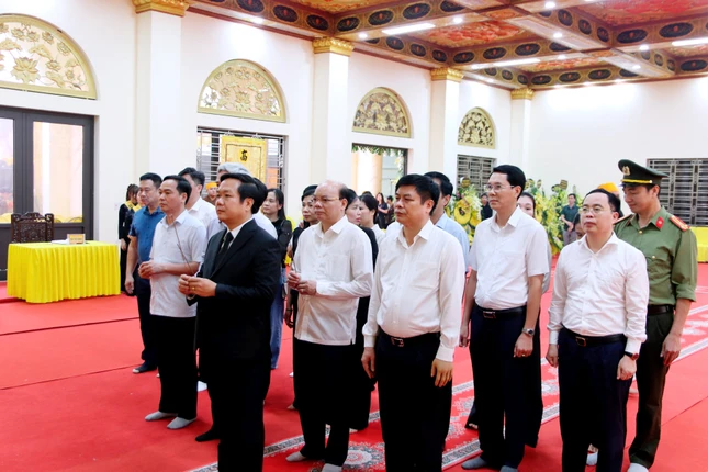 Phái đoàn Tỉnh ủy - HĐND - UBND, Ủy ban MTTQVN tỉnh Hưng Yên do ông Phạm Quang Ngọc, Ủy viên Ban Chấp hành Trung ương Đảng, Bí thư Tỉnh ủy Hưng Yên làm trưởng đoàn