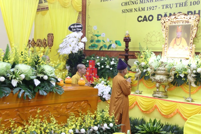 Hữu nhiễu kim quan