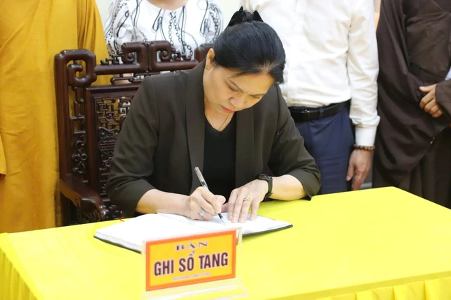 Bà Hà Thị Nga, Ủy viên Trung ương Đảng, Phó Chủ tịch - Tổng Thư ký Ủy ban Trung ương MTTQVN ghi sổ tang lưu niệm