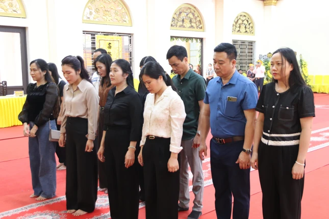 Bà Trần Thị Lý, Trưởng ban Dân tộc và Tôn giáo - Sở Nội vụ tỉnh cùng các thành viên