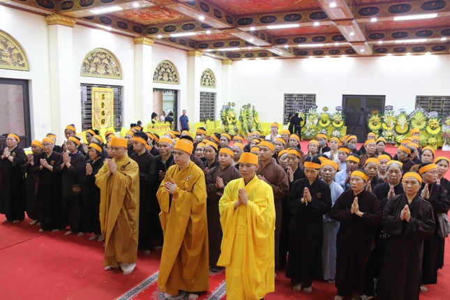 Đại đức Thích Thanh Ân, Ủy viên Hội đồng Trị sự, Phó Trưởng ban kiêm Phó Thư ký Ban Trị sự GHPGVN tỉnh Hưng Yên, trụ trì chùa Thánh Long, cùng chư Tăng và Phật tử đạo tràng chùa Thánh Long