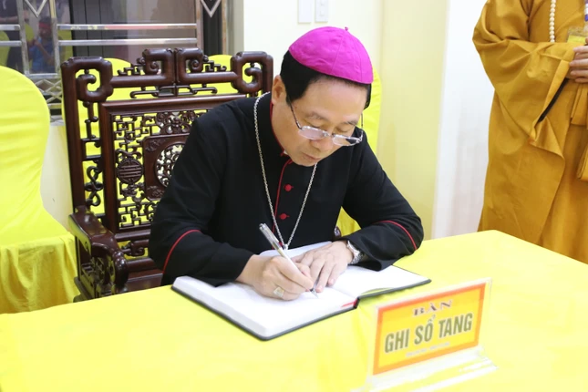 Đức Giám mục Đa Minh Đặng Văn Cầu ghi sổ tang