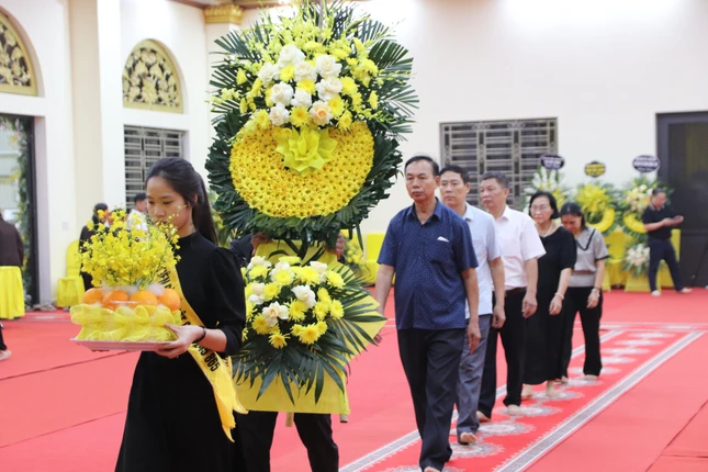 Ông Nghiêm Lương Duyên, nguyên Trưởng phòng PA02 cùng các cựu cán bộ làm công tác tôn giáo Phòng PA02 - Ban Tôn giáo tỉnh Thái Bình (cũ) dâng hoa viếng tang