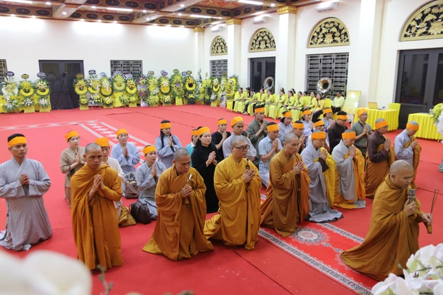 Thượng tọa Thích Giác Hoàng, Ủy viên Hội đồng Trị sự, Phó Viện trưởng Viện nghiên cứu Phật học VN, Phó Tổng Thư ký Hội đồng Điều hành Học viện Phật giáo VN tại TPHCM, Chánh Thư ký hệ phái Khất Sĩ; cùng Tăng Ni sinh, cư sĩ Phật tử khoa Phật học từ xa các khóa viếng tang