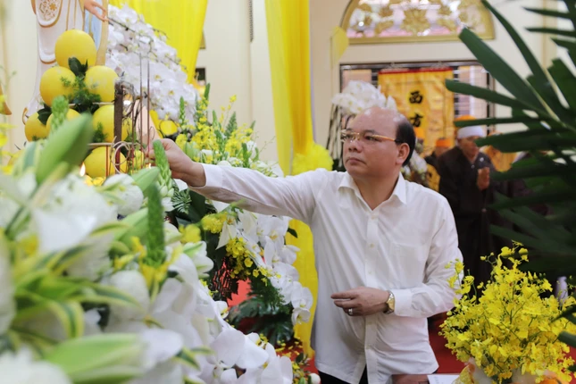 Ông Đặng Thanh Giang, Ủy viên Ban Thường vụ Tỉnh ủy, Phó Chủ tịch HĐND tỉnh dâng hương