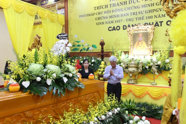 Ông Đào Hồng Vận, Ủy viên Ban Thường vụ Tỉnh ủy, Giám đốc Sở Nội Vụ tỉnh dẫn đầu phái đoàn Sở Nội vụ tỉnh viếng tang