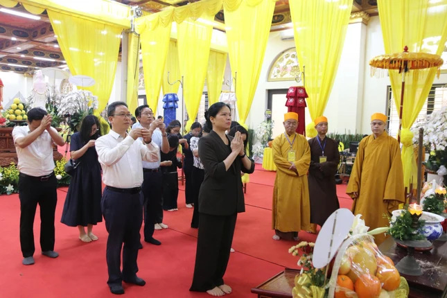 Đoàn Đại biểu Ủy ban Trung ương MTTQVN do bà Hà Thị Nga, Ủy viên Trung ương Đảng, Phó Chủ tịch - Tổng Thư ký Ủy ban Trung ương MTTQVN làm trưởng đoàn cùng các thành viên dâng hương kính viếng