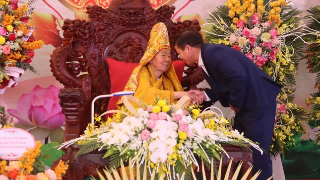 Đại diện lãnh đạo chính quyền huyện Kiến Xương (cũ) chúc mừng Trưởng lão Hòa thượng nhân lễ khánh thọ của ngài (năm 2023)