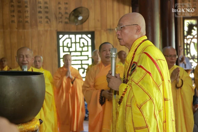 Khóa lễ cúng ngọ tại chánh điện tổ đình Kim Tiên