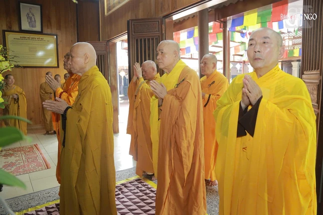 Pháp tử của cố Trưởng lão Hòa thượng trong lễ húy kỵ của ngài