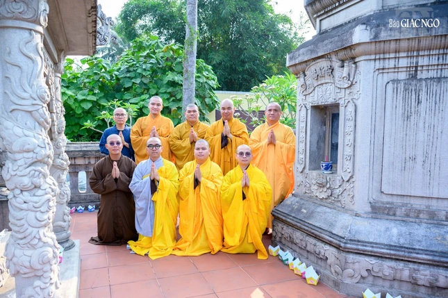 Bên bảo tháp Trưởng lão Hòa thượng Thích Chánh Trực trong khuôn viên tổ đình Kim Tiên