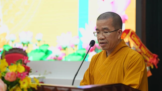 Đại đức Thích Bản Chung điều hành chương trình thảo luận báo cáo tổng kết công tác Phật sự nhiệm kỳ 2022-2027