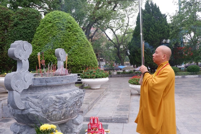 Thượng tọa Thích Quảng Truyền dâng hương