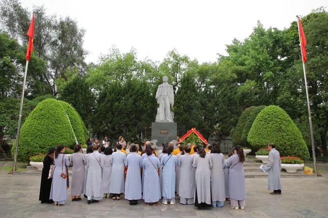 Thành kính mặc niệm