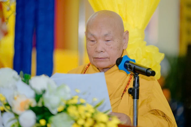 Trưởng lão Hòa thượng Thích Thiện Nhơn đọc lời tưởng niệm của Trung ương Giáo hội