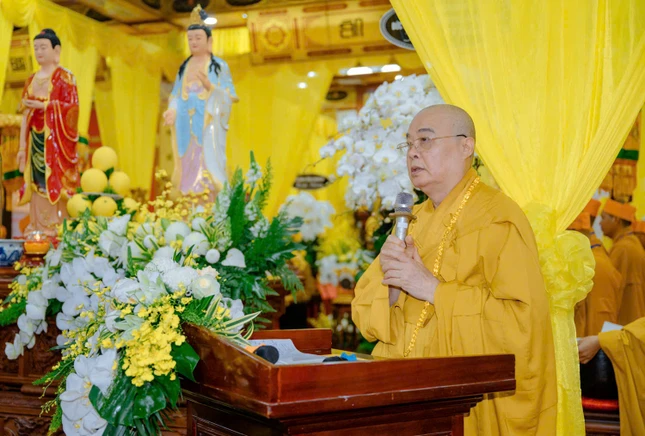 Trưởng lão Hòa thượng Thích Thanh Nhiễu cung tuyên tiểu sử cố Trưởng lão Hòa thượng Thích Thanh Dục