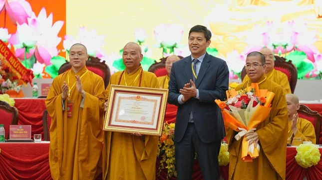 Trao Bằng khen của Thủ tướng Chính phủ đến tập thể Ban Trị sự GHPGVN tỉnh Lạng Sơn