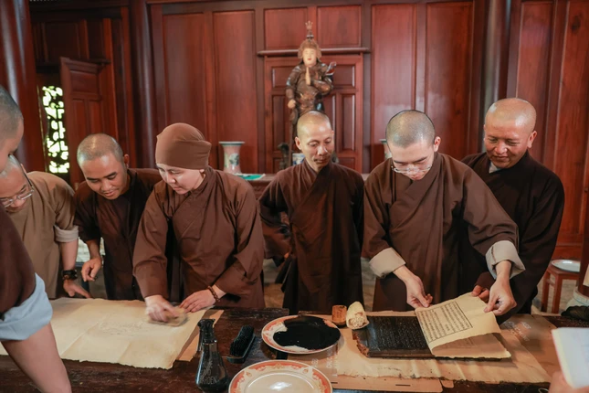 Sư cô Thích Minh Trí hướng dẫn Tăng Ni sinh