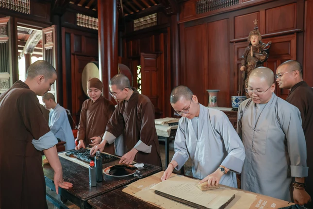 Tăng Ni sinh được trực tiếp trải nghiệm in kinh từ các bản khắc gỗ