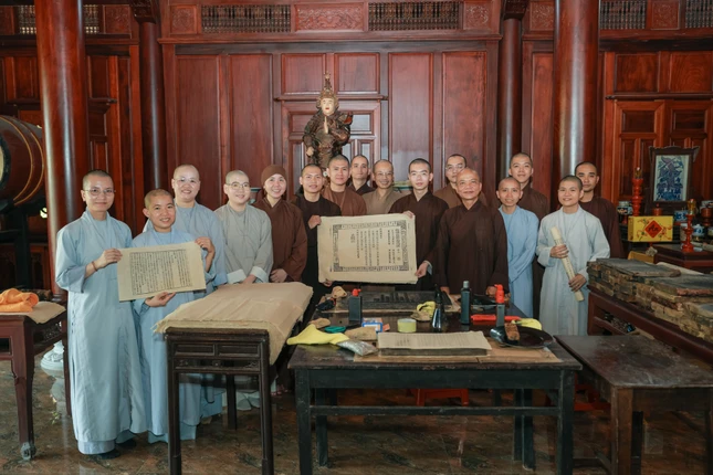 Buổi học thực tế chuyên đề về mộc bản và kỹ thuật in kinh truyền thống của Tăng Ni sinh thuộc Học viện Phật giáo VN tại Huế