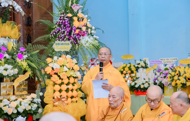 Thượng tọa Thích Quảng Tuấn cung tuyên tiểu sử Trưởng lão Hòa thượng Thích Thiện Duyên