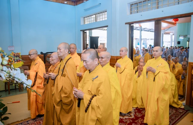 Chư tôn giáo phẩm dâng hương tưởng niệm