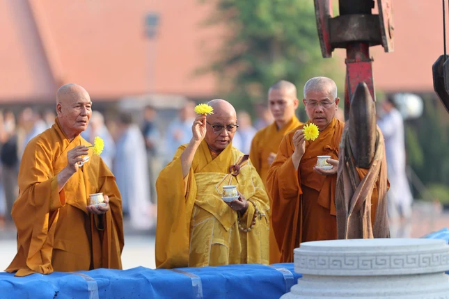 Chư tôn đức cử hành nghi thức sái tịnh